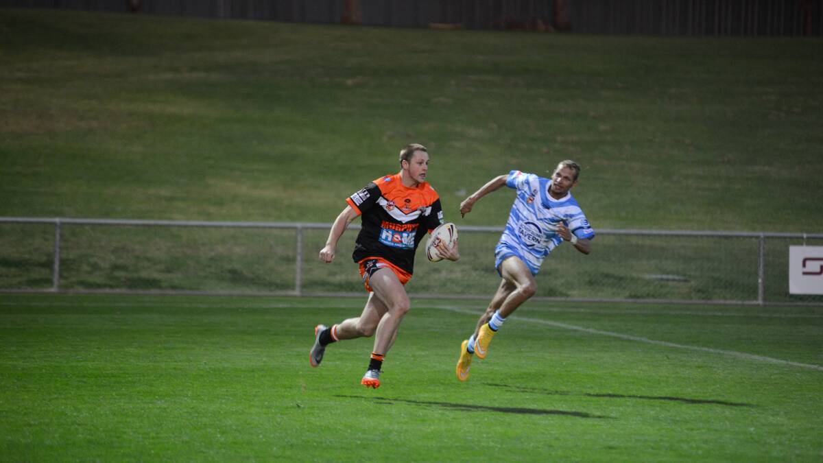 PUTTING ON PACE: Sam Simmonds out-running the Raiders competition on Saturday night. Photo: BELINDA SOOLE, Daily Liberal.
