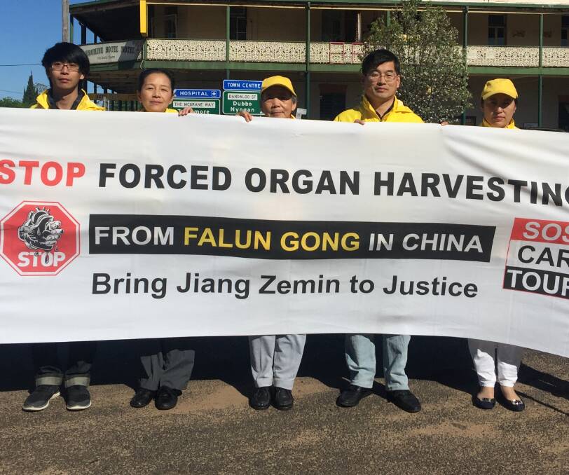 SOS Car Tour: Falun Gong practitioners in Nyngan last Wednesday to raise awareness of organ harvesting in China. Photo: CONTRIBUTED