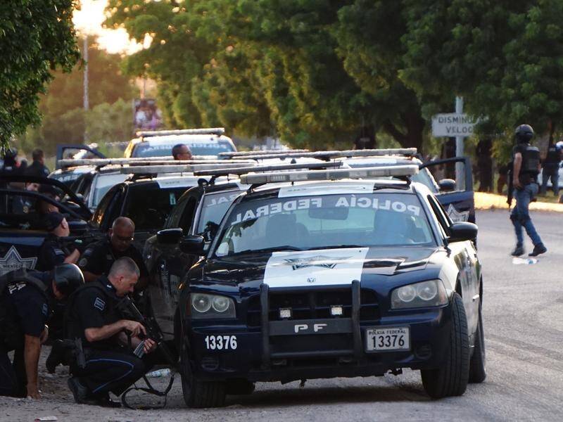 Mexican security forces and armed fighters have clashed in running gunbattles in Culiacan.